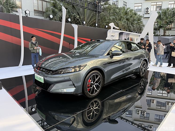 比亚迪汉L正式发布 0-100km/h加速仅2.7秒 将与现款汉同堂销售