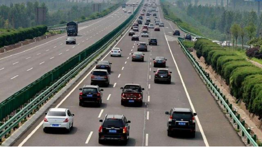 人保车险|高速行车,除了这些技巧,购买车险也很重要!